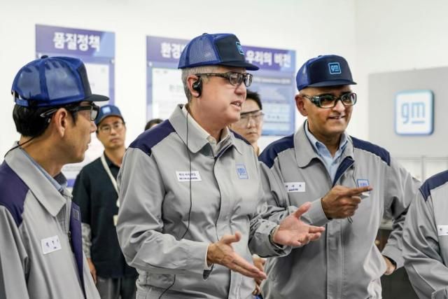 헥터 비자레알 GM 한국사업장 대표가운데가 창원공장에서 아시프 카트리 GM 해외사업부문 생산 총괄 부사장오른쪽 김영식 창원공장 본부장왼쪽과 대화하고 있는 모습 사진GM