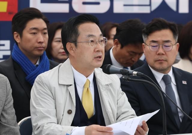 더불어민주당 박성준 원내수석부대표가 27일 서울 종로구 광화문 천막당사에서 열린 정책조정회의에서 발언하고 있다 사진연합뉴스