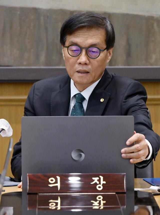 이창용 한국은행 총재가 28일 서울 중구 한국은행에서 열린 금융통화위원회에 참석하고 있다 사진사진공동취재단