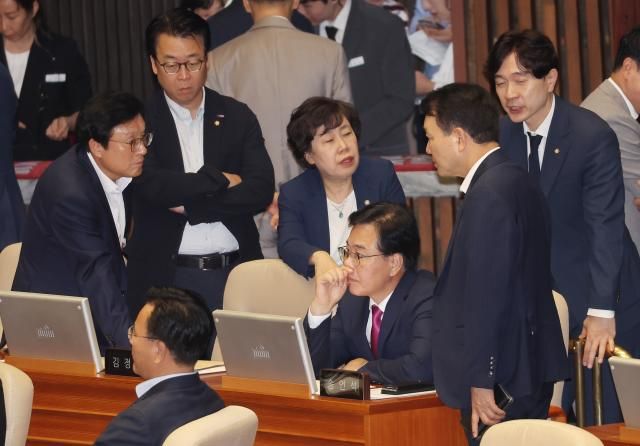 27일 서울 여의도 국회 본회의에서 송언석 국민의힘 원내대표가 의원들의 대화를 들으며 생각에 잠겨 있다 사진연합뉴스