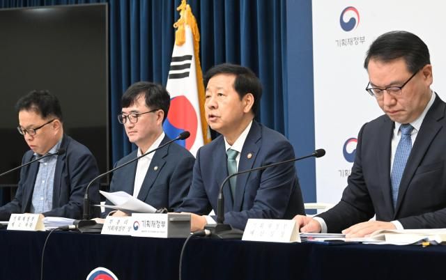 구윤철 부총리 겸 기획재정부 장관이 8월 28일 정부세종청사에서 중앙동에서 열린 2026년 예산안 및 2529년 국가재정운용계획 상세브리핑에서 발표문을 낭독하고 있다 사진기획재정부