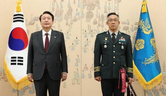 황유성 국군방첩사령관왼쪽과 기념촬영하는 윤 대통령