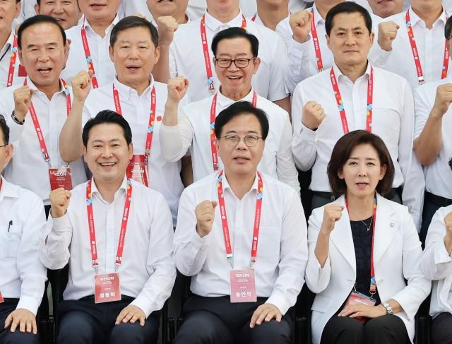 28일 인천국제공항공사 항공교육원에서 열린 2025 국민의힘 국회의원 연찬회에서 장동혁 대표 송언석 원내대표 나경원 의원 등 참석자들이 기념촬영을 하고 있다 사진연합뉴스