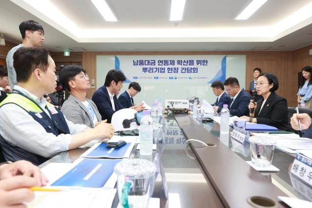 한성숙 중소벤처기업부 장관이 29일 인천 주하나금속에서 열린 납품대금 연동제 확산을 위한 뿌리기업 현장 간담회에서 모두 발언을 하고 있다 사진중소벤처기업부 