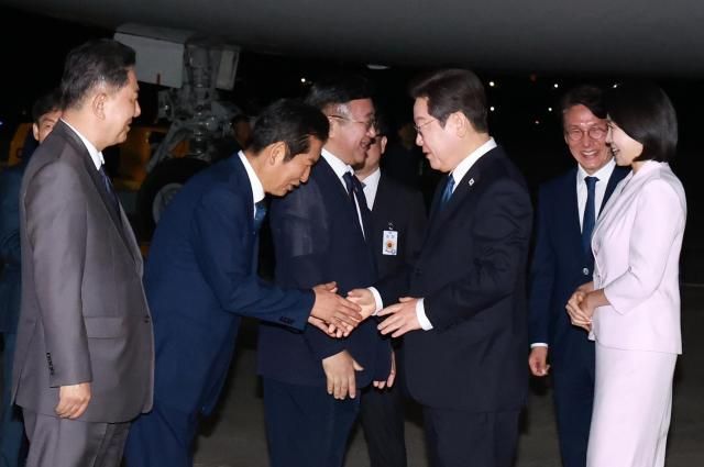 이재명 대통령과 김혜경 여사가 일본·미국 방문 일정을 마치고 지난 28일 경기도 성남 서울공항에 도착해 정청래 더불어민주당 대표와 인사하고 있다 사진연합뉴스