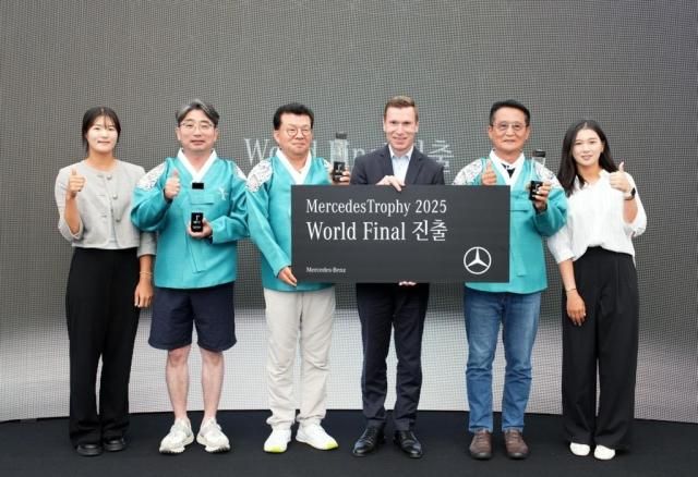 메르세데스-벤츠 대표이사 사장 마티아스 바이틀왼쪽에서 네번째과 메르세데스-벤츠 브랜드 앰버서더 김민별왼쪽에서 첫번째 박현경오른쪽에서 첫번째 프로가 한국 대표 3인과 기념 촬영을 하고 있다