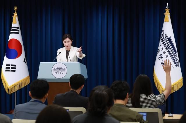 강유정 대통령실 대변인이 29일 서울 용산 대통령실 청사에서 국무회의 등과 관련해 현안 브리핑을 마친 뒤 취재진의 질문을 받고 있다사진연합뉴스