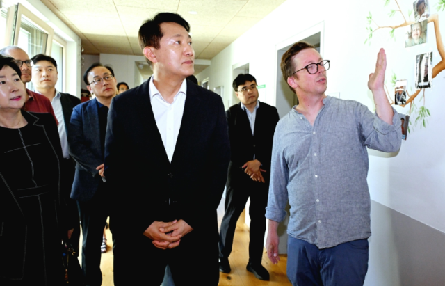 오세훈 서울시장이 2일현지시간 오스트리아 빈의 노인요양시설 카리타스 생트 막달레나를 찾아 시설을 둘러보고 있다 오 시장은 이날 2030년까지 데이케어센터를 90개 정도 늘릴 생각이라며 재개발·재건축 과정에서 새로 지을 수 있는 기회가 있을 때마다 의무적으로 설치하도록 하겠다고 밝혔다 사진서울시