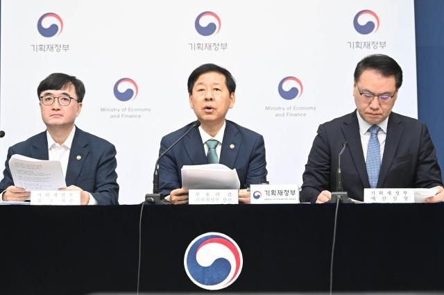 구윤철 부총리 겸 기획재정부 장관사진 가운데이 8월 28일 정부세종청사에서 중앙동에서 열린 2026년 예산안 및 20252029년 국가재정운용계획 상세브리핑에서 모두발언을 하고 있다 왼쪽부터 임기근 기재부 2차관 구 부총리 유병서 예산실장 사진기획재정부