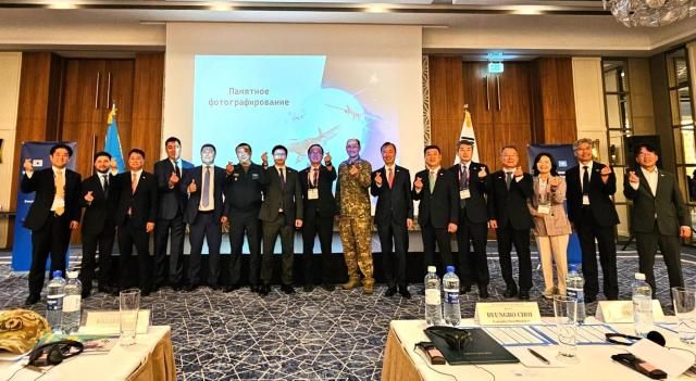 카자흐스탄 주요 획득 관계자와 한국 방산업체 대표단이 지난 28일 카자흐스탄 아스타나 쉐라톤호텔에서 열린 ‘한-카자흐스탄 방산설명회Defense Industry Day’에서 기념 촬영을 하고 있다 사진한국방위산업진흥회 