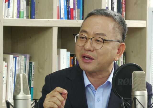 김문수 더불어민주당 의원이 지난 28일 아주경제·아주ABC ‘신율의 정치미각’에 출연해 조국혁신당혁신당의 인기를 바탕으로 호남에서 무분별한 ‘이삭줍기’가 우려된다고 밝혔다 사진방송화면 갈무리