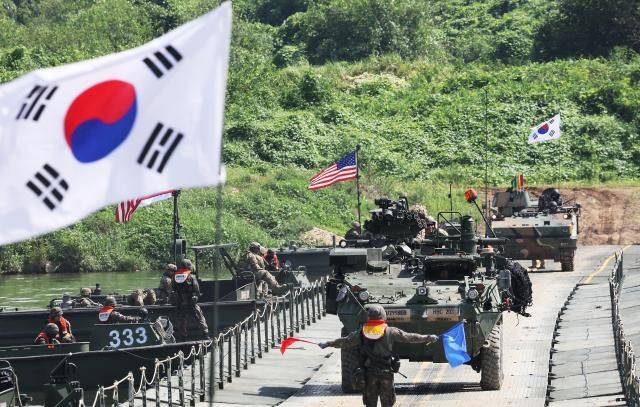 지난 27일 경기도 여주시 연양동 남한강에서 열린 한미연합 제병협동 도하훈련에서 주한미군 스트라이커 장갑차와 한국군 K200 장갑차가 부교 도하를 하고 있다 사진연합뉴스