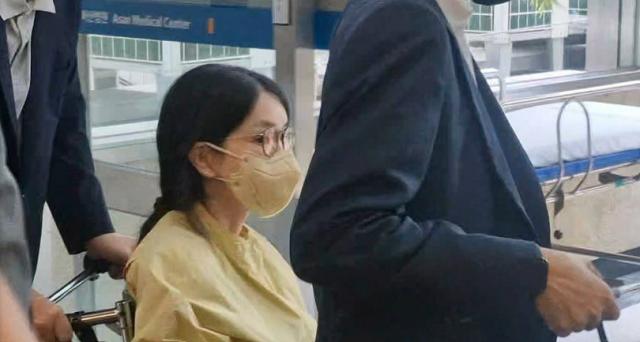 특별검사팀 출범을 앞두고 우울증 등 지병을 이유로 입원했던 김건희 여사가 지난 6월 27일 서울 송파구 서울아산병원에서 윤석열 전 대통령이 미는 휠체어에 탄 채 퇴원하는 모습 사진연합뉴스