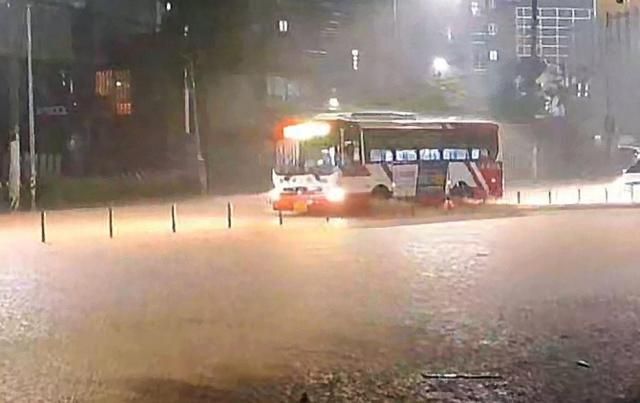 호우 특보가 발효된 3일 오후 광주 북구 신안동 한 도로가 빗물에 잠겨 있다 사진연합뉴스