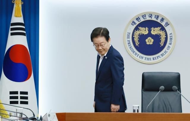 이재명 대통령이 30일 서울 용산 대통령실 청사에서 열린 비상경제점검 태스크포스TF 3차 회의에서 국기에 경례를 마친 뒤 자리로 향하고 있다사진연합뉴스