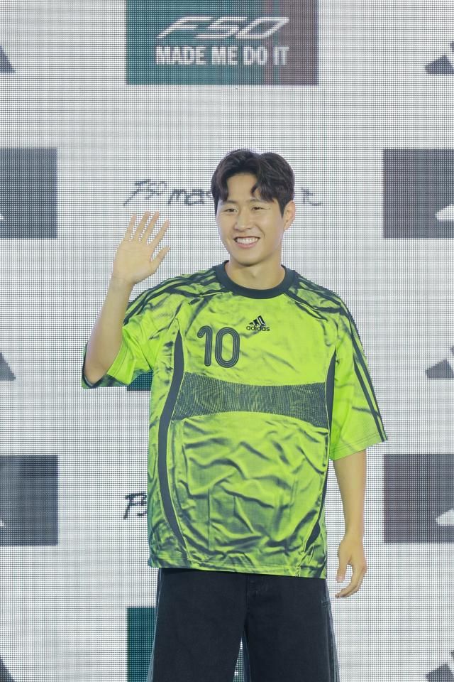 프랑스 프로축구 리그1 파리 생제르맹PSG 미드필더 이강인 선수가 2일 오후 서울 용산구 아디다스 더베이스 서울에서 열린 이강인 팬미팅 KANGIN MADE ME DO IT에 참석해 포즈를 취하고 있다 20250802사진유대길 기자 dbeorlf123ajunewscom