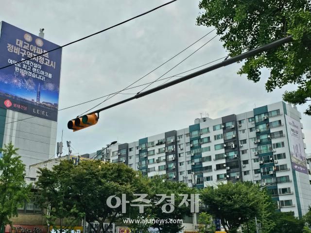 서울 여의도 대교아파트 단지 단지 외벽에는 롯데건설왼쪽 대형 현수막이 반대쪽에는 삼성물산 대형 현수막이 걸려 있다 사진이용우 기자