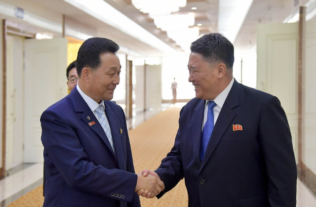 북한에서 입법부 격인 최고인민회의 박인철의장을 단장으로 하는 최고인민회의대표단이 스위스의 제네바에서 진행되는 제6차 세계국회의장대회에 참가하기 위해 지난달 26일 평양을 출발했다고 조선중앙통신이 27일 보도했다 평양국제비행장에서 최고인민회의 맹경일 부의장이 전송했다 사진연합뉴스