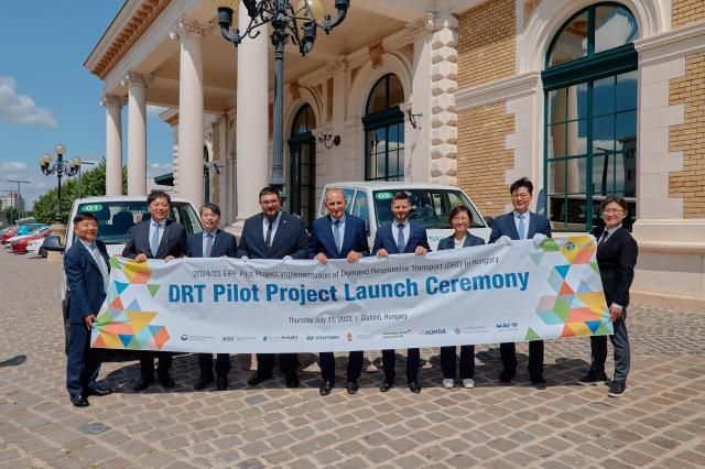 현대자동차는 지난달 31일현지시각 헝가리 괴될뢰Gödöllő시에서 열린 ‘헝가리 수요응답교통 서비스 개통식’에서 최첨단 수요응답교통 플랫폼을 제공하고 글로벌 사업 확장 기반을 마련한다고 3일일 밝혔다 왼쪽에서 두번째부터 기획재정부 최병석 경제협력기획과장 주헝가리 대한민국대사관 김상욱 공사참사관 헝가리 국가경제부 사볼치 소노키 차관보 헝가리 괴될뢰 죄르지 게메시 시장 NTP 발리주 센트죄르지 사장 현대차 모빌리티사업실 김수영 상무 KDI 김형태 부원장