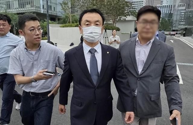 도이치모터스 주가조작 사건과 관련해 김건희특검에 소환된 권오수 전 도이치모터스 회장이 3일 서울 광화문 김건희특검 사무실을 나서고 있다 사진연합뉴스