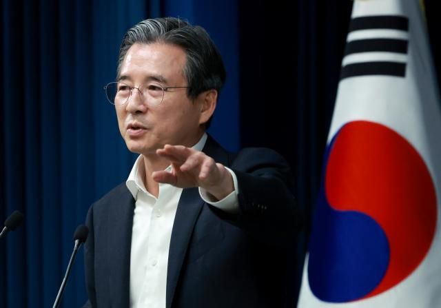김용범 대통령실 정책실장이 31일 서울 용산 대통령실 청사에서 한미 관세 협상 타결 관련 브리핑 뒤 취재진의 질문에 답하고 있다사진연합뉴스