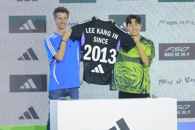 마커스 모렌트Markus Morent 아디다스코리아 신임 대표이사왼쪽가 2일 오후 서울 용산구 아디다스 더베이스 서울에서 열린 이강인 팬미팅 KANGIN MADE ME DO IT에 참석해 프랑스 프로축구 리그1 파리 생제르맹PSG 미드필더 이강인 선수와 기념촬영을 하고 있다 20250802사진유대길 기자 dbeorlf123ajunewscom