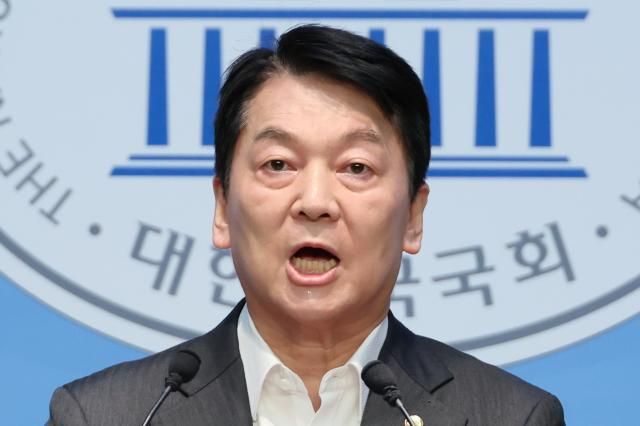 국민의힘 혁신위원장을 맡은 안철수 의원이 7일 서울 여의도 국회 소통관에서 위원장을 사퇴하고 전당대회 출마 의사를 밝히는 기자회견을 하고 있다 사진연합뉴스