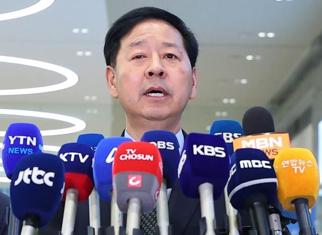 미국과의 무역협상을 마친 구윤철 경제부총리가 1일 인천국제공항 제2여객터미널을 통해 귀국해 취재진 질문에 답하고 있다 사진연합뉴스