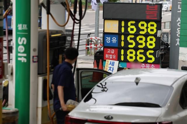 유류세 인하 조치가 추가로 연장된 지난 14일 서울 시내 한 주유소에 유가정보가 표시돼 있다 사진연합뉴스