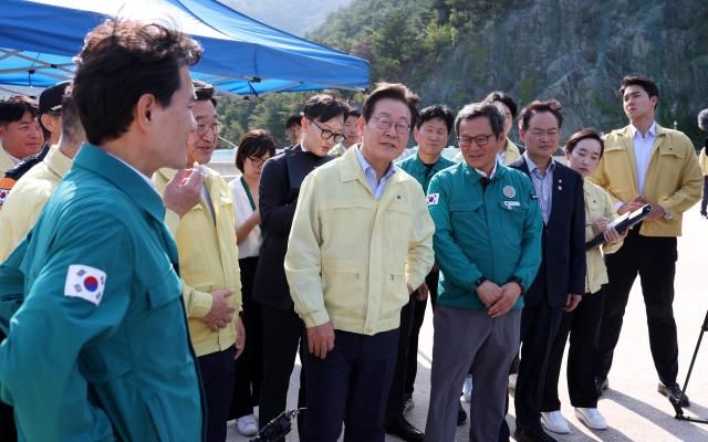 이재명 대통령이 30일 강원 강릉시 성산면 오봉저수지를 방문해 가뭄 대응 상황을 점검하고 있다 사진연합뉴스