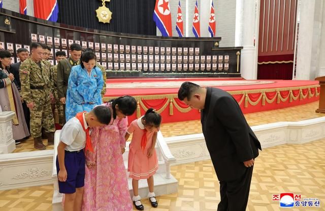 김정은 북한 국무위원장이 지난 29일 평양 목란관에서 해외군사작전에서 특출한 공훈을 세운 참전열사들의 유가족들을 만나 따뜻이 위로하고 기념사진을 찍었다고 조선중앙통신이 30일 보도했다 사진연합뉴스