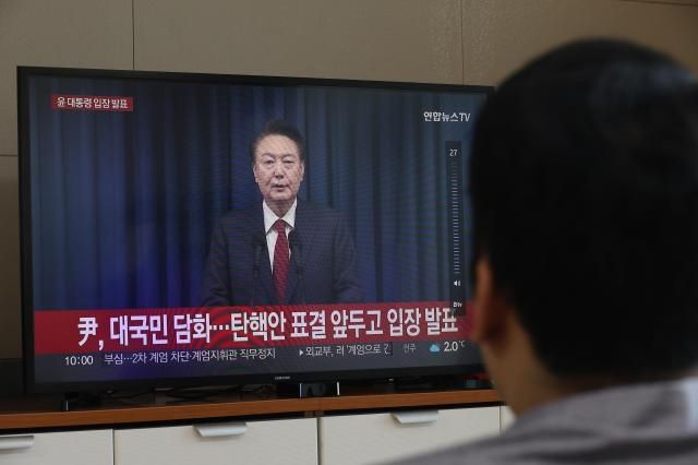 윤석열 전 대통령이 대국민 담화를 통해 비상계엄 사태에 대한 입장을 표명한 지난해 12월7일 서울 시내 한 가정집에서 시민들이 관련 방송을 지켜보고 있다 사진연합뉴스