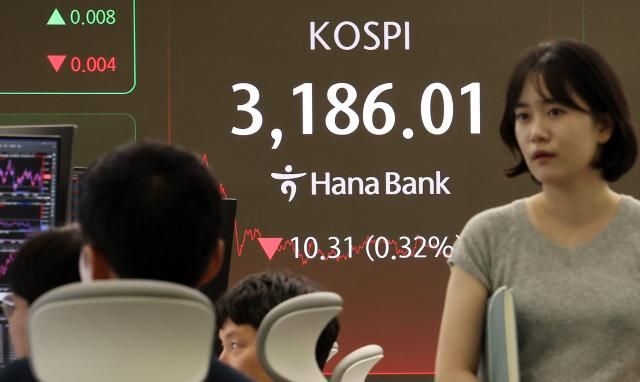 지난 29일 서울 중구 하나은행 딜링룸 현황판에 코스피 종가가 표시돼 있다 사진연합뉴스