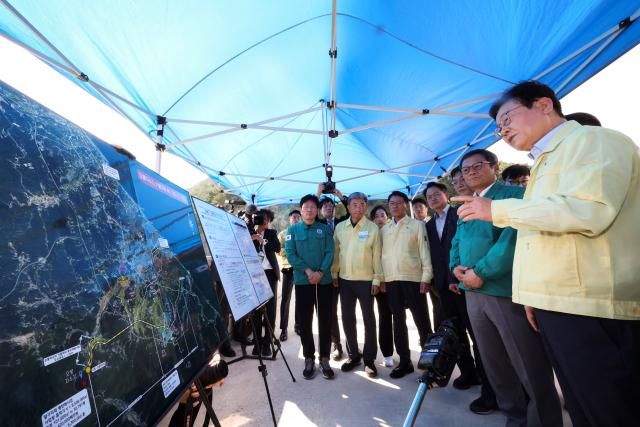 이재명 대통령이 30일 강원 강릉시 성산면 오봉저수지를 방문해 가뭄 대응 추진 상황을 점검하고 있다 사진연합뉴스