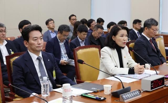 지난 26일 서울 여의도 국회에서 열린 과학기술정보방송통신위원회 전체회의에서 이진숙 방송통신위원장이 질의에 답변하고 있다 사진연합뉴스