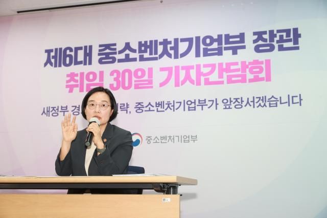 한성숙 중소벤처기업부 장관이 지난 28일 서울 영등포구 중소기업중앙회에서 취임 30일 기자간담회를 하고 있다 사진중소벤처기업부 