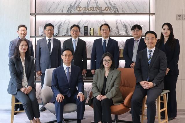 바른 기업전략연구소의 앞줄 왼쪽부터 반시계방향으로강보람 변호사 윤기준 고문 이준희 소장 박상오 변호사 이태경 매니저 정우진 전문위원 이승교 외국변호사 이형진 변호사 정보문 외국변호사 제재용 전문위원 사진법무법인 바른
