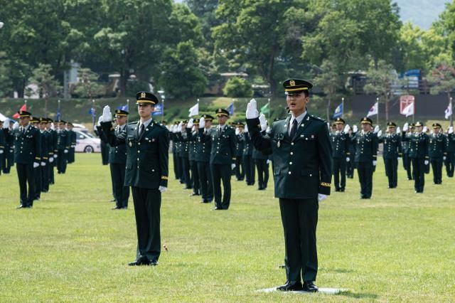 지난 5월 29일 김선호 국방부 장관 직무대행 주관으로 전북 익산시 육군부사관학교에서 열린 25-1기 육군 부사관 임관식에서 임관 부사관들이 임관 선서를 하고 있다 사진연합뉴스