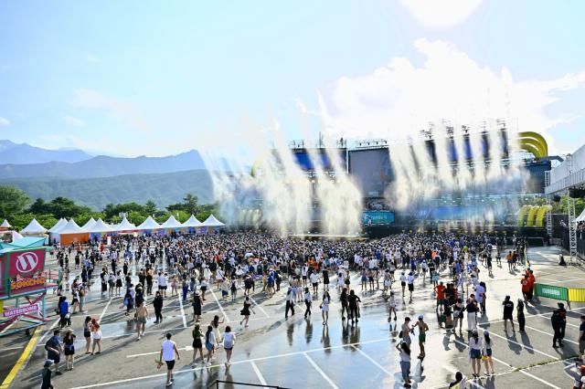 지난 23일 강원 속초시 장사동 한화리조트 설악 쏘라노에서 워터밤 속초 2025가 열리고 있다 이날 워터밤 행사에는 1만5천여명의 인파가 몰렸다 사진연합뉴스