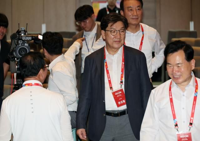 권성동 국민의힘 의원이 28일 인천국제공항공사 항공교육원에서 열린 2025 국민의힘 국회의원 연찬회에 참석하고 있다사진연합뉴스