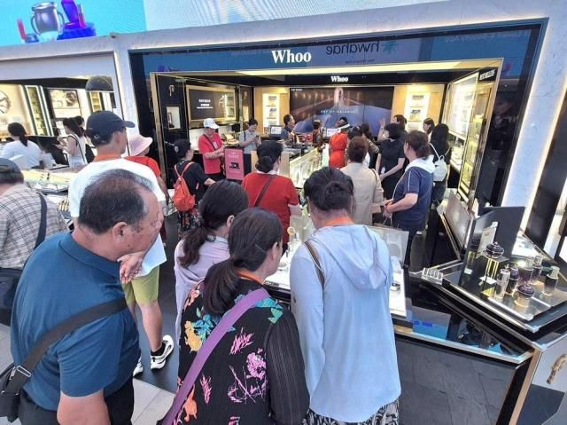 지난 28일 서울 중구 신세계면세점 명동점에서 중국 이리그룹 VIP 고객들이 쇼핑을 하고 있다 사진신세계면세점