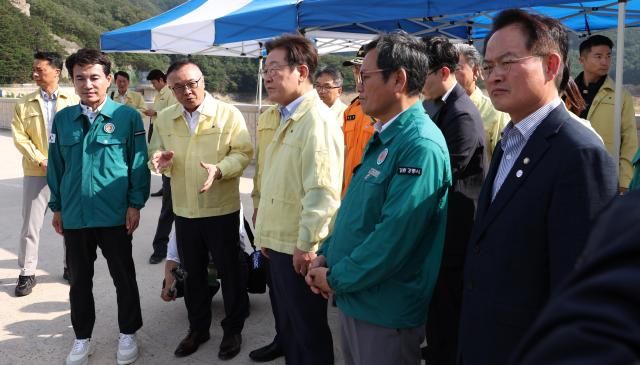 이재명 대통령이 30일 강원 강릉시 성산면 오봉저수지를 방문해 가뭄 대응 추진 상황을 점검하고 있다 앞줄 오른쪽부터 더불어민주당 허영 의원 김홍규 강릉시장 이 대통령 황주호 한국수력원자력 사장 김진태 강원도지사 사진연합뉴스