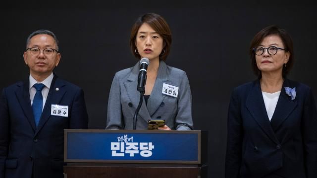 고민정 더불어민주당 의원을 비롯한 국회 교육위원회 소속 의원들이 민주당 워크숍이 열린 인천 중구 파라다이스시티 컨벤션에서 이배용 국가교육위원회 위원장 사퇴를 촉구하는 기자회견을 하고 있다 사진연합뉴스