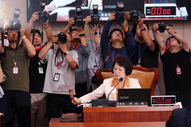 26일 서울 여의도 국회에서 열린 법제사법위원회 전체회의에서 추미애 위원장이 의사봉을 두드리고 있다 사진연합뉴스