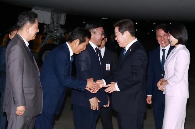 이재명 대통령과 김혜경 여사가 일본·미국 방문 일정을 마치고 28일 경기도 성남 서울공항에 도착해 더불어민주당 정청래 대표와 인사하고 있다 사진연합뉴스