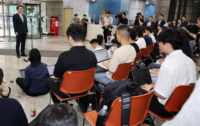 이억원 금융위원장 후보자가 14일 서울 중구 예금보헝공사에 마련된 인사청문회 준비 사무실로 첫 출근하며 지명 소감을 밝히고 있다 사진연합뉴스