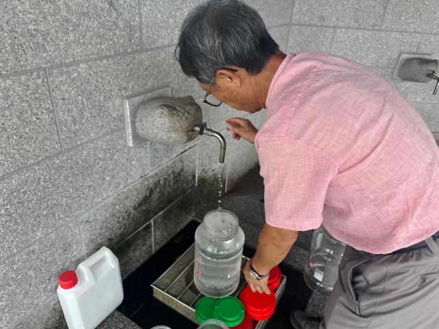 최악 가뭄에 대관령샘터서 식수 받는 강릉시민 사진연합뉴스