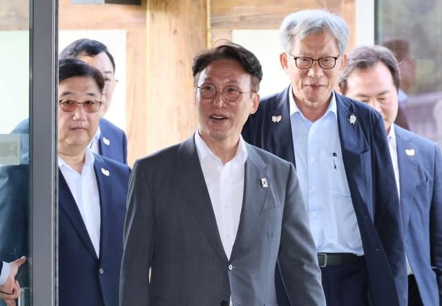 김민석 국무총리가운데와 박관천 대통령경호처 정책관왼쪽 유홍준 국립중앙박물관장이 29일 경북 경주시 플레이스씨 갤러리에서 열린 APEC 문화·관광 분야 현장점검 회의에 참석하고 있다 사진연합뉴스