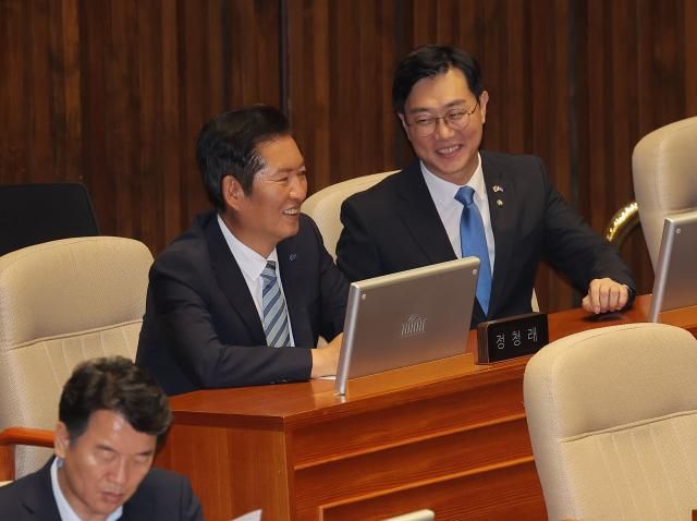 정청래 더불어민주당 대표가 4일 국회 본회의에 참석해 장경태 의원과 대화를 나누고 있다 사진연합뉴스