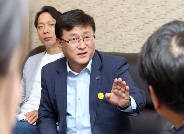 김성환 환경부 장관이 4일 정부세종청사 환경부 기자실에서 출입기자단 간담회를 열고 질문에 답하고 있다 202584 사진연합뉴스 